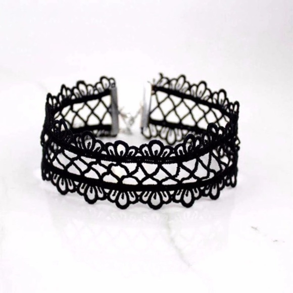 Cut Out Lace Choker - Picture 4 of 6